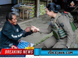 Senyum Polwan Ops Damai Cartenz Membawa Berkah Bagi Mama-Mama Papua di Pasar Lama Oksibil