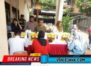Bhabinkamtibmas Petamburan Bersama Tiga Pilar Kawal Pendistribusian Bantuan Pangan kepada 3.611 KPM