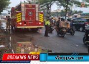 Anggota Lantas Polsek Kelapa Gading Respon Cepat Mobil Truck Tumpah Tanah : Datangi TKP Dan Atur Lalin