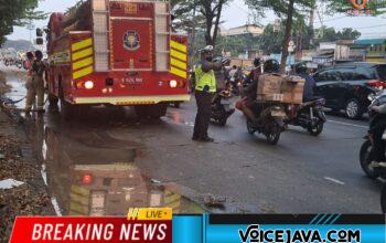 Anggota Lantas Polsek Kelapa Gading Respon Cepat Mobil Truck Tumpah Tanah : Datangi TKP Dan Atur Lalin