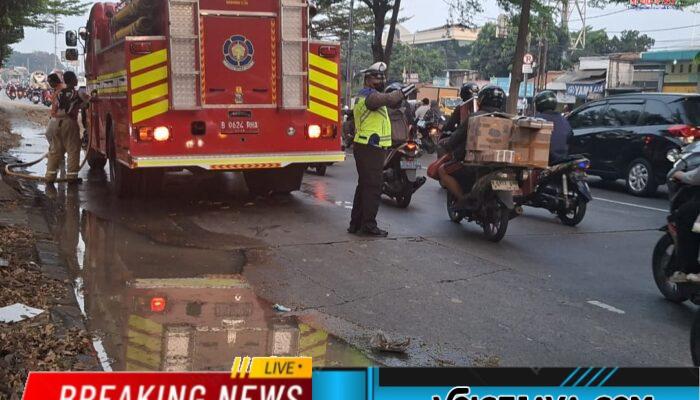 Anggota Lantas Polsek Kelapa Gading Respon Cepat Mobil Truck Tumpah Tanah : Datangi TKP Dan Atur Lalin