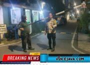 Patroli Jelang Malam Hari Bhabinkamtibmas Perkuat Satkamling dan Portalisasi” Cegah Curanmor di Pasar Baru