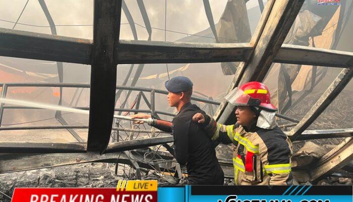 Brimob Polda Metro Jaya Bantu Padamkan Kebakaran Gudang di Kosambi
